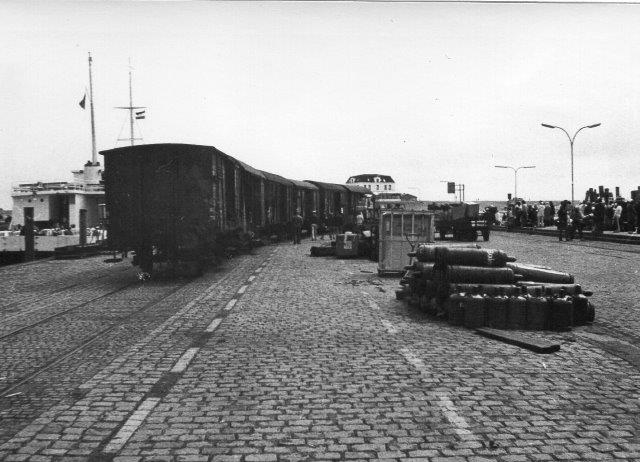 Ved Dagebüll Mole ligger en af færgerne til Amrum og Föhr. adskillige gosvogne står ved færgerne for at blive omlæsset til trækvogne, som trækkes om bord på færgen. Foto fra 1972.
