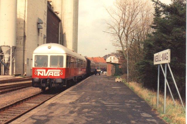 NVAG T 3, Mak518/19960 på lokalbanegården i Niebül 1992l. Siloanlægge er senere nedrevet.