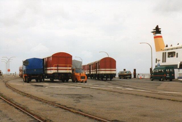 I 1988 kørtes stadig stykgodsvogne til Dagebüll Mole til omlæsning til færgen, Rungholt af Wyk på Föhr. Den fører den slevigholstenske oprørsfane som skorstenbånd.