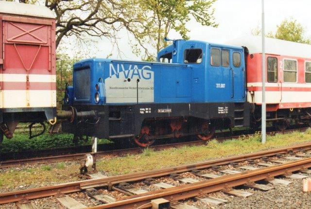 Da man i øst solgte ud, forsynede NEG sig også. Denne LKM 262 412/1974 af typen V22 fra Umformtechnik Erfurt 4, holder her på lokalbangården i Niebüll mærket NVAG 311007. Forinden havde den været en tur over jernbanemuseet i Hermeskeil 1999 og 2000 i Hochwaldbahn inden den 2002 kom til Niebüll. Foto 2004.