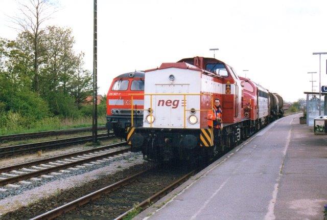 Mens vi i 2005 kiggede på G66 kom godstoget til Grindsted gennem Niebüll fremført af neg 04 samt neg My 1154 forbi. Til venstre ses fronten DB 215 907-7. Billedet er desværre forsvundet.