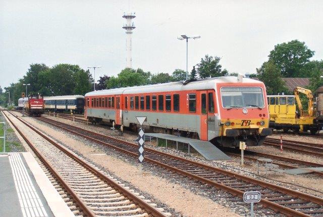 I 2009 havde neg lejet en ny motorvogn og denne gang en dobbelt. Den er mærket TB, Taunus Bahn, Frankfurt - Königstein Bahn. Motorvognssættet svarer til DBs 629, der også findes lignende hos DSB som Mr. NOB overtog den 2008. Foto på Lokalbanegården i 2009.