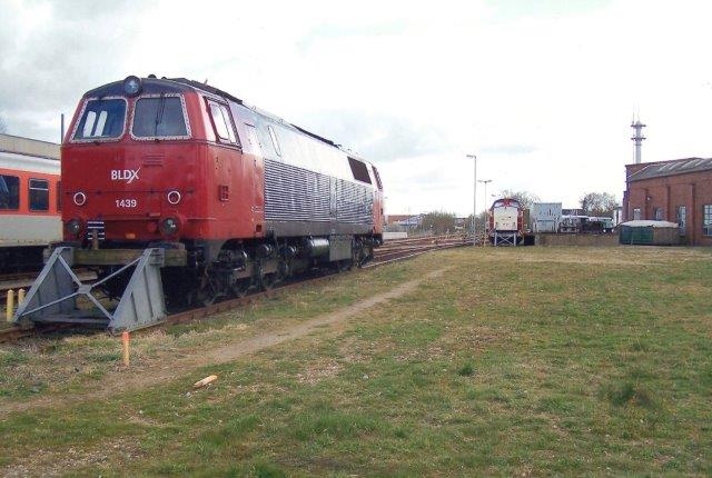 I 2010 holdt BLDX Mz 1439 på lokalbanegården i Niebüll. Den havde været på værksted i Niebüll hos CFL. Det det kneb med betalingen, udleverede værkstedet ikke lokomotivet, så det stod en rum tid.