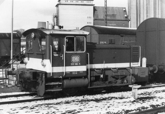 Som om en V 60 og en V 100 ikke var nok, var der i Niebüll i 1983 også en Köf nemlig DB 333 186-5. I billedteksten har jeg noteret, at der i Westerland var en V 60 (260) og Köf (323) og desuden en ældre O&K Köf. (Formentlig en Köf II?) Jeg noterede også, at jeg ikke fotograferede.