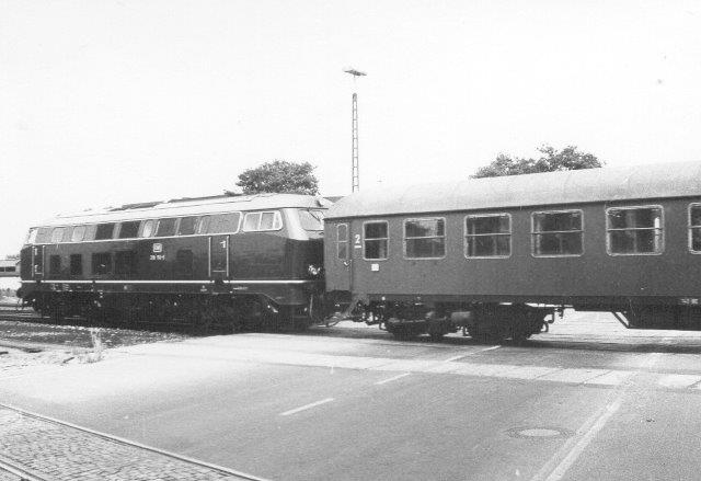 DB 215 på vej mod Westerland ved bomanlægget i Niebüll 1972.