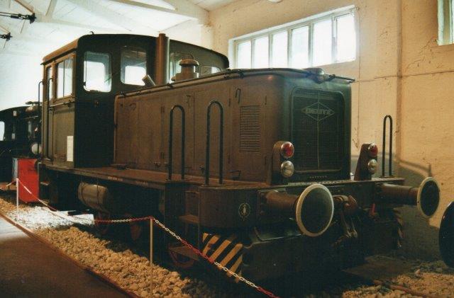 I Prora var lokomotivet i 2001 stadig i hæren normalfarve. Jeg noterede, at det var i drift i Enge-Sande 1962 - 91, Typen var Deutz KS23B, og motoren en Deutz A12L 714A på 147 hk.